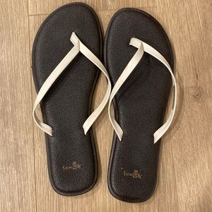 Brand new Sanuk flip flops